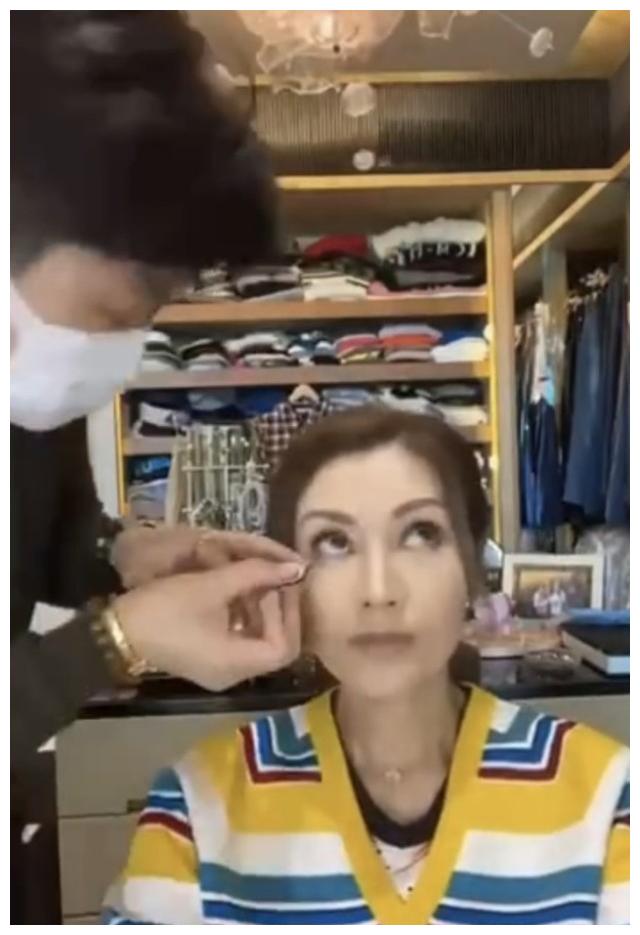 李嘉欣晒化妆视频被赞像清华大学生,身后豪宅衣帽间抢镜休闲区蓝鸢梦想 - Www.slyday.coM 李嘉欣晒化妆视频被赞像清华大学生,身后豪宅衣帽间抢镜休闲区蓝鸢梦想 - Www.slyday.coM