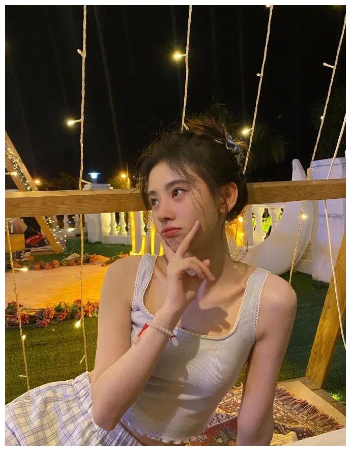 夕阳下扎着丸子头的鞠婧祎惊艳笑容