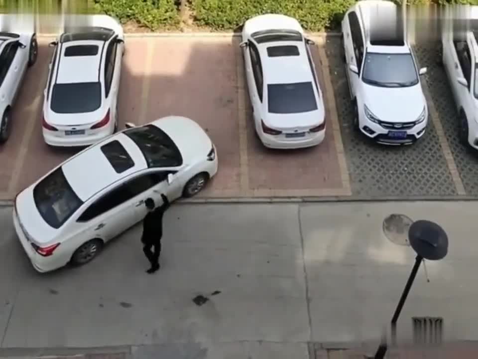 实拍：女司机这技术还入库，停车上瘾了，外卖哥看不过去来帮忙