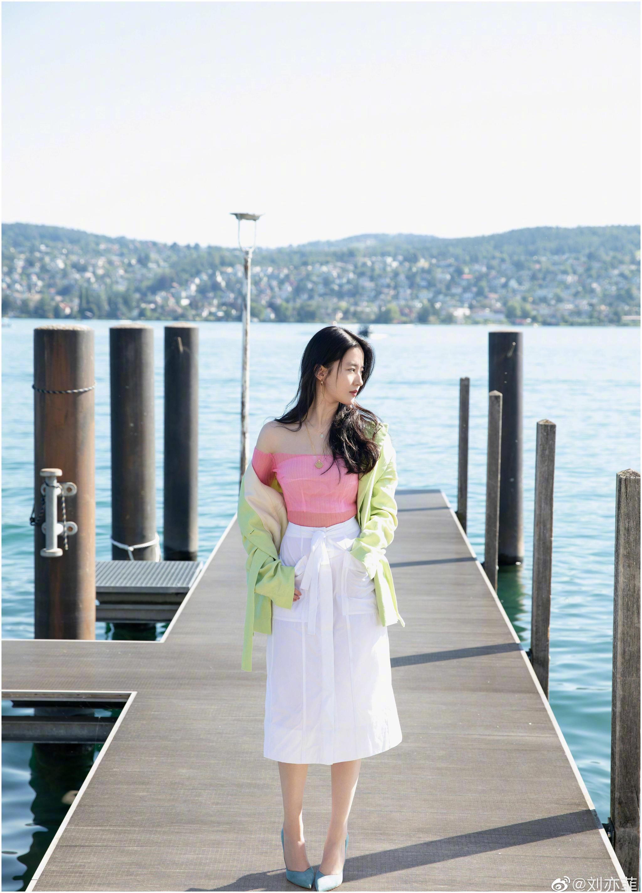 刘亦菲身穿粉色抹胸长裙出席BVLGARI在威尼… - 高清图片，堆糖，美图壁纸兴趣社区