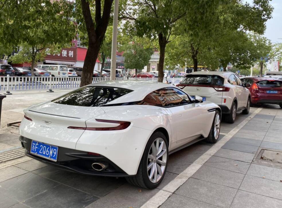 南通家纺城街头实拍阿斯顿马丁跑车，回头率百分百！
