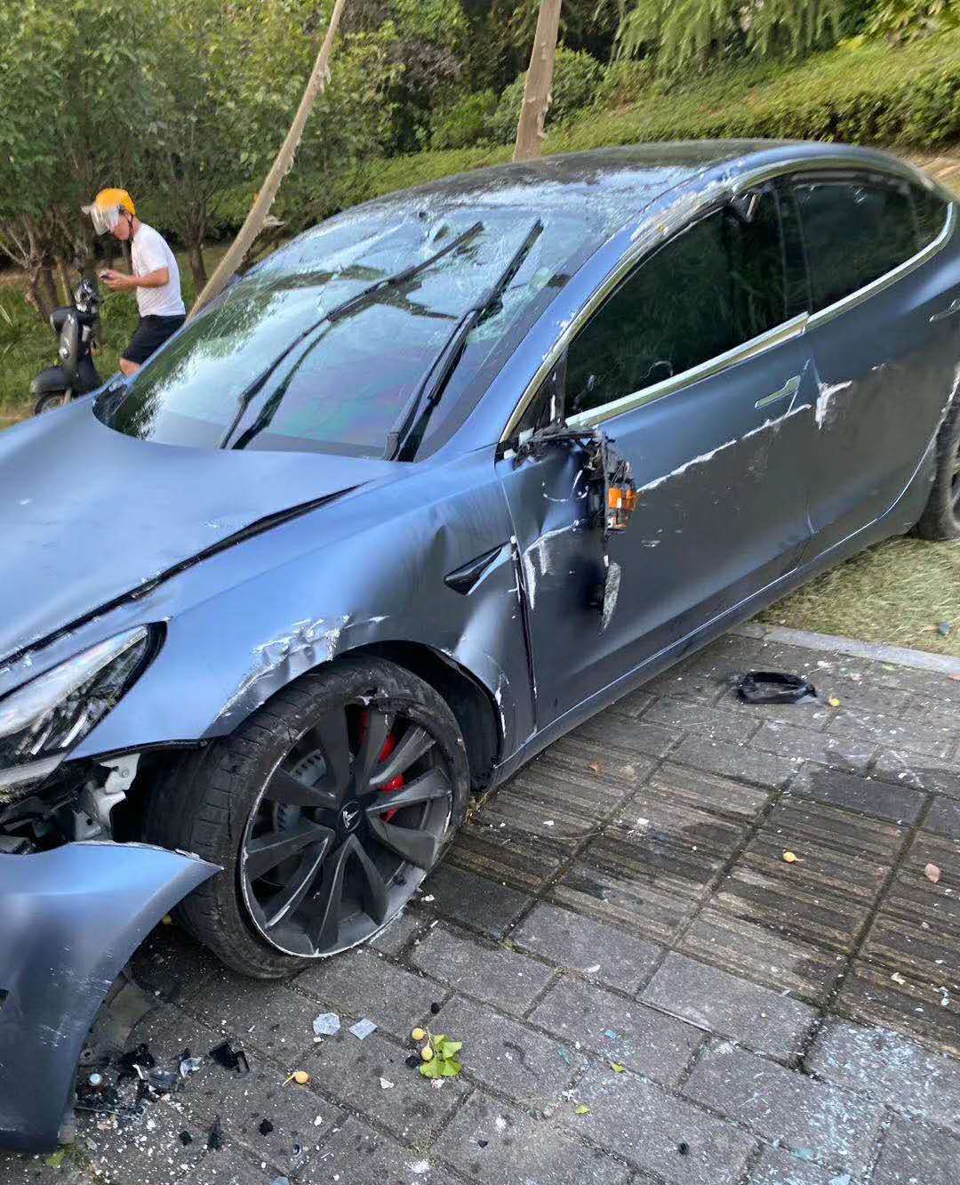 还没见过特斯拉底盘？来看看，平整不？