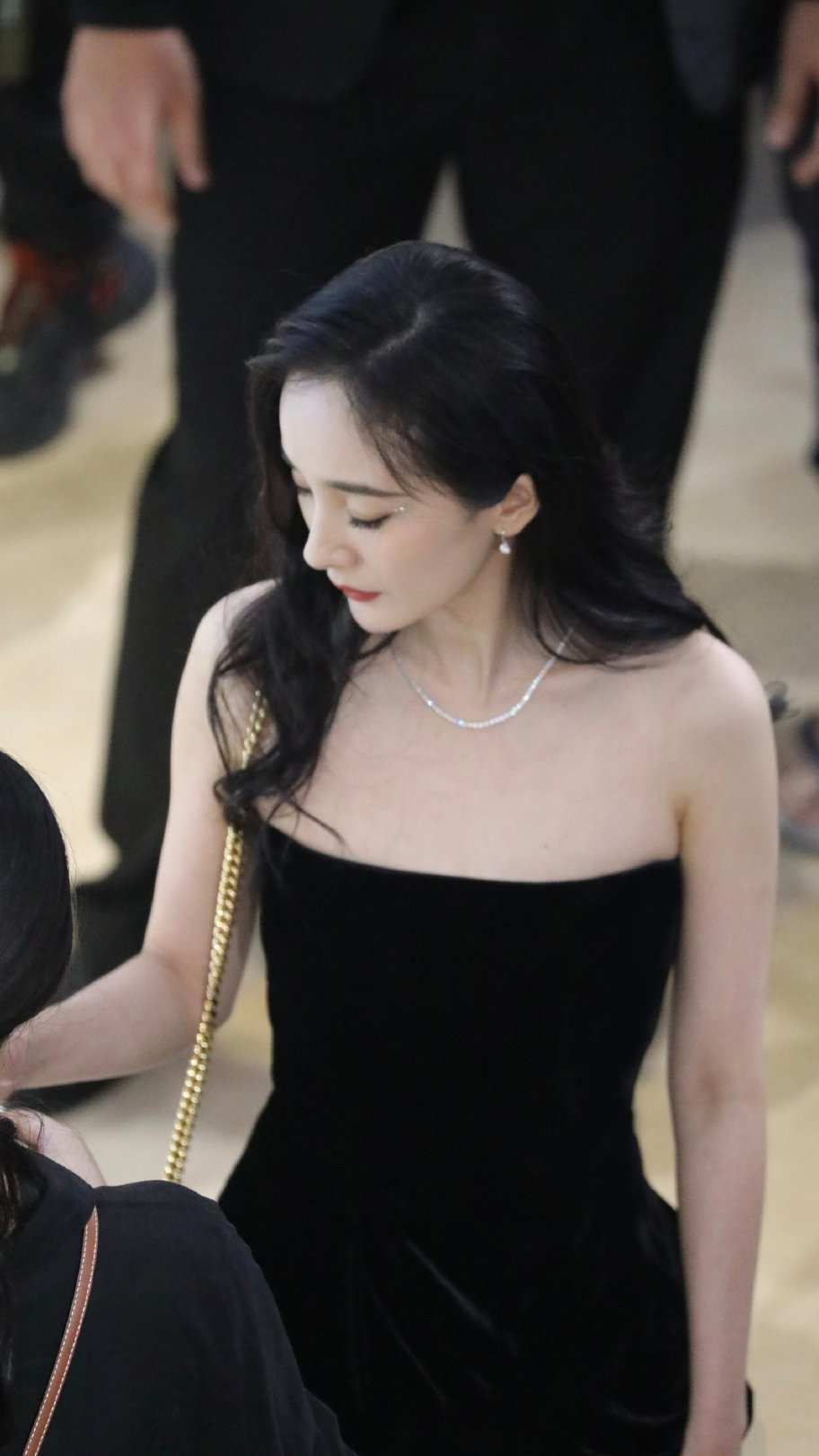 抹胸的设计大秀性感的锁骨和精致的肩部曲线,将杨幂性感的身材曲线