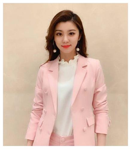 "王牌女郎"费费才是关系户,得知她的身份,难怪出镜率这么高