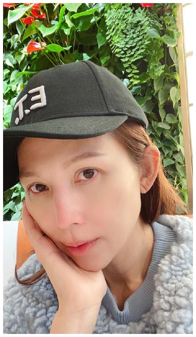蔡少芬素颜自拍状态好 大女儿活泼抢镜头
