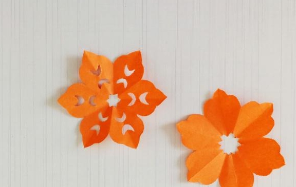 剪单剪纸可以做幼儿园手工作业的六瓣花剪纸有教程