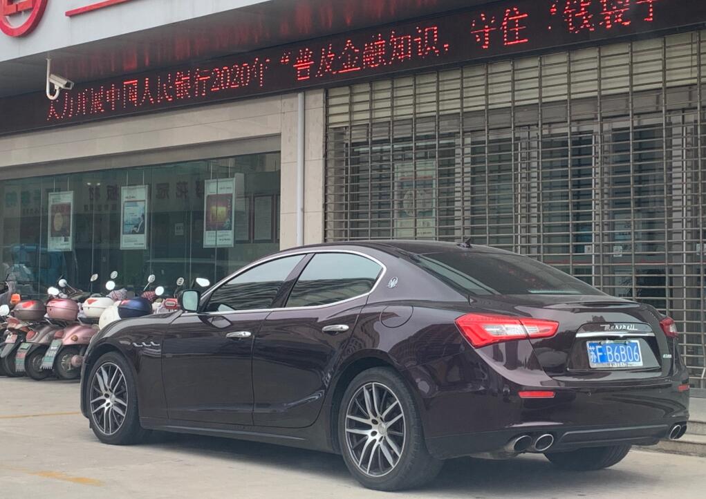 南通港闸区街头实拍玛莎拉蒂吉博力，四出排气霸气十足！