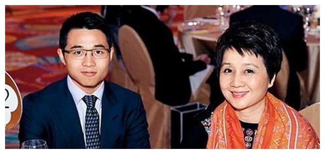 赌王讣告公开子女17人,神秘儿子何猷邦尚在人世,比四房长子年长