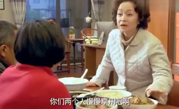 邻居也疯狂:贾玲配合李大龙演戏气气邻居大妈,说话太