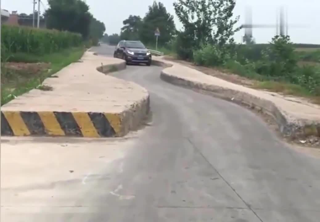 行车记录仪实拍：农村最有智慧的限宽道路，大货车想进村都没门！