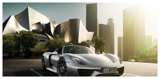 保时捷918 Spyder:首款搭载三驱动单元的超级跑车