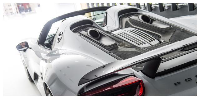 保时捷918 Spyder:首款搭载三驱动单元的超级跑车