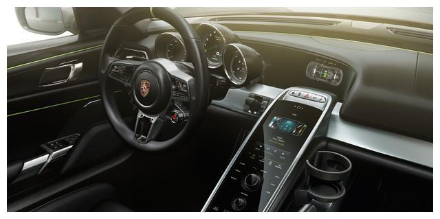 保时捷918 Spyder:首款搭载三驱动单元的超级跑车