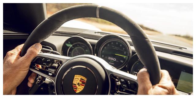 保时捷918 Spyder:首款搭载三驱动单元的超级跑车
