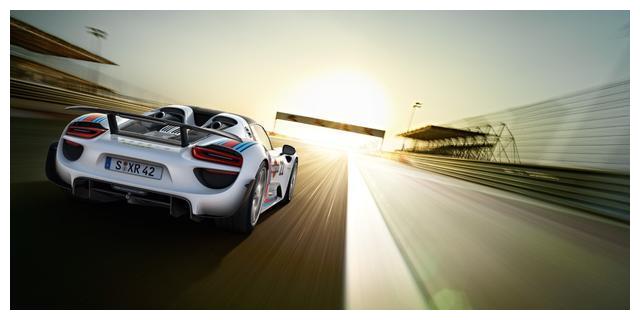 保时捷918 Spyder:首款搭载三驱动单元的超级跑车