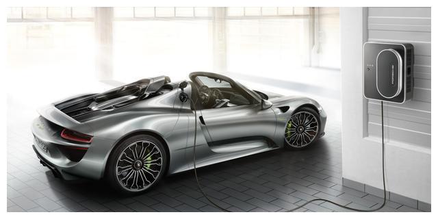 保时捷918 Spyder:首款搭载三驱动单元的超级跑车