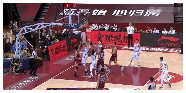 欺软怕硬!韩德君莫名其妙被吹犯规,他用摇手指做出回应!
