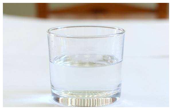 心理学:你最想喝下哪一杯清水?测试你最近有什么心理负担
