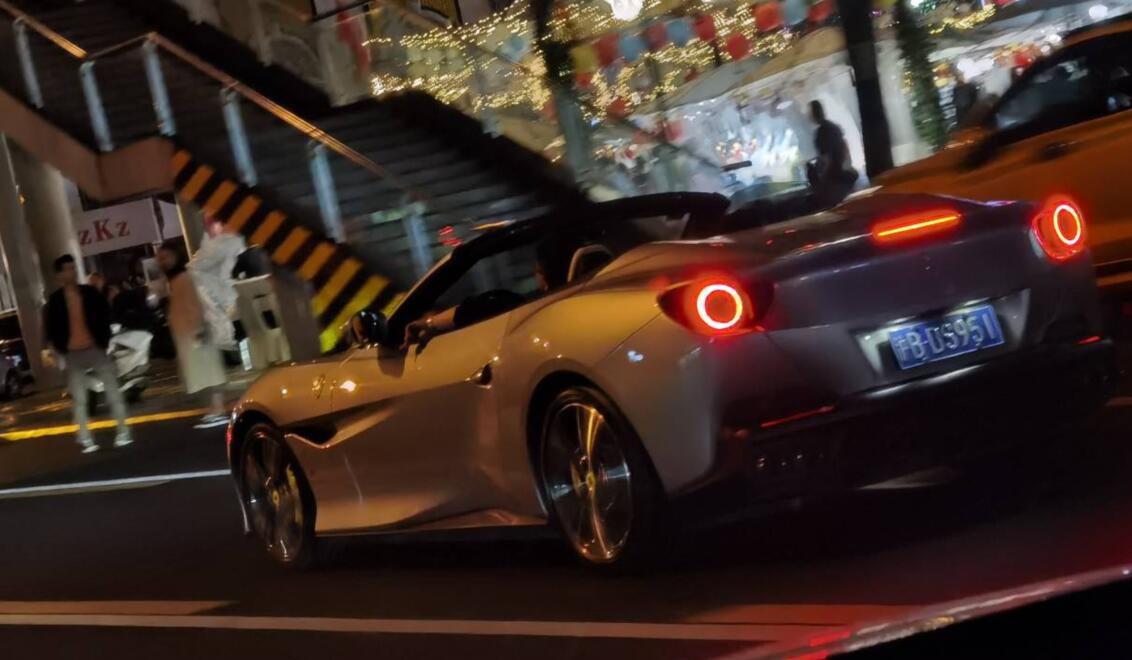 上海黄浦区街头实拍法拉利Portfolio跑车，敞篷版非常拉风！