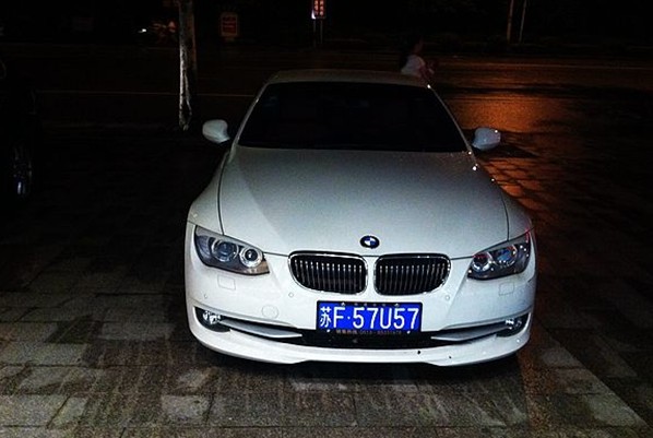 南通家纺城街头实拍宝马335i跑车，小钢炮充满了战斗感！