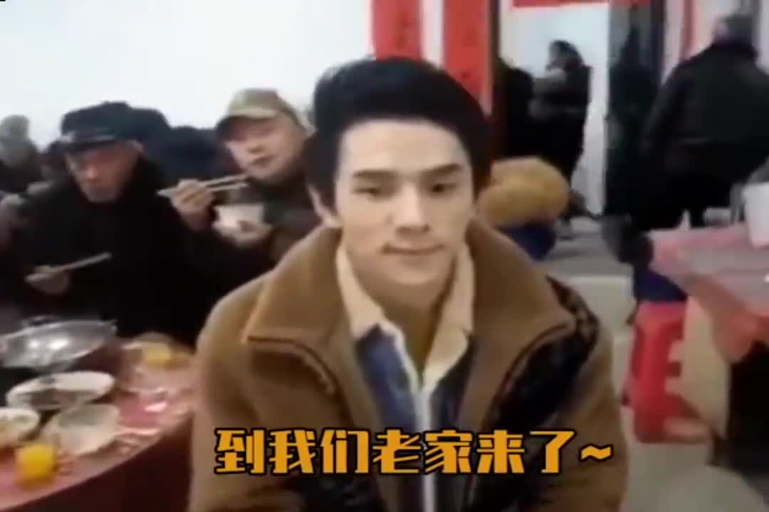 当明星回家过年走亲戚乖巧可爱的李佳琦