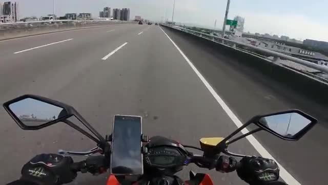 摩托车上高速实拍很过瘾！