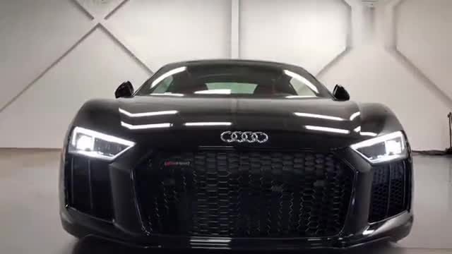价值200万的奥迪全新R8，10缸发动机太漂亮了！