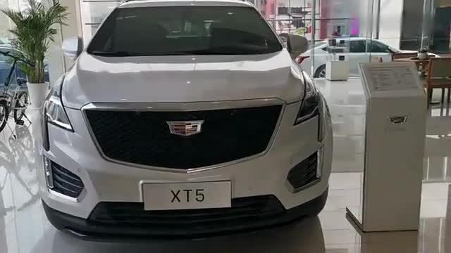 实拍2021款凯迪拉克XT5，看了外观和内饰，它和奥迪Q5L你选哪款