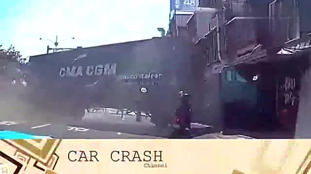 看完女司机，都不敢开车上路了，监控实拍超级严重车祸