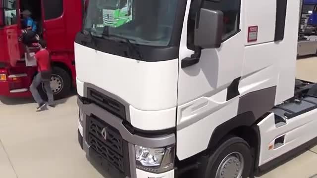 车展实拍全新雷诺重型拖车车头内部细节，这车设计的很舒适