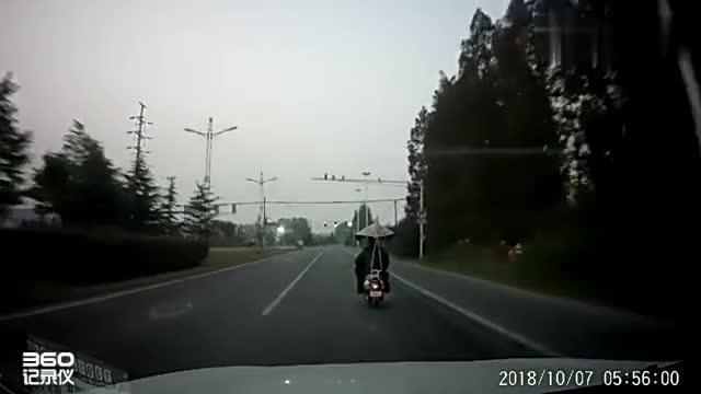 实拍：电动车好任性，居然挡在汽车前面