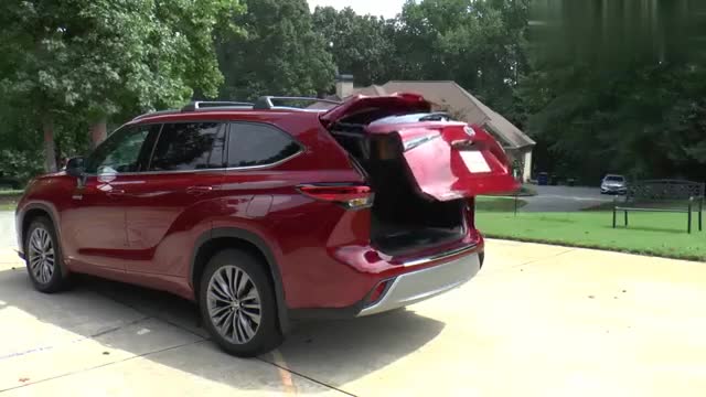 2021款丰田汉兰达户外实拍，按下钥匙后备箱开启，给个不心动理由