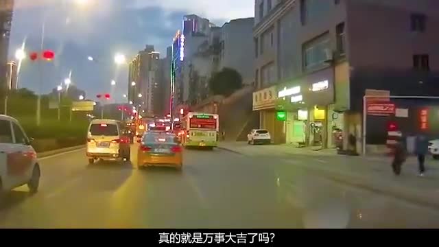 飞度撞烂宝马，车主：不怕，反正有保险！保险公司：你失算了！