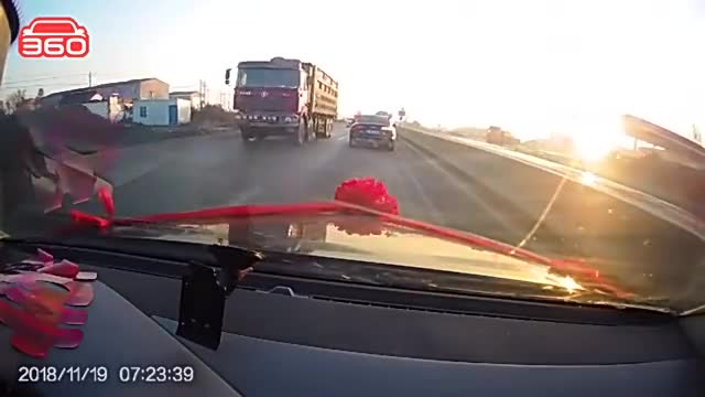 行车记录仪实拍：小轿车加塞大货车，婚车也跟着遭殃