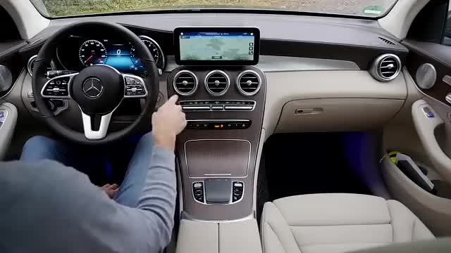 外国小哥真人讲解全新奔驰GLC的中