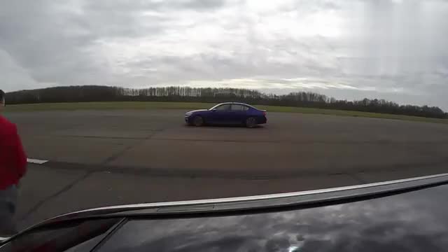 奔驰S系AMG单挑宝马760Li，女裁判一