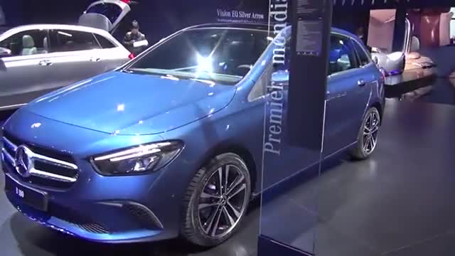 全新奔驰B180亮相海外车展，这车很适合刚工作的小年轻