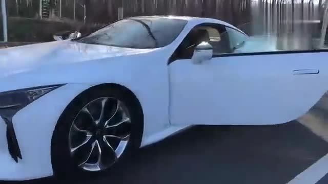 朋友刚买的新款雷克萨斯,这车看