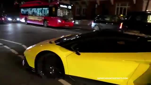 海外实拍街头超跑游行，车身华丽