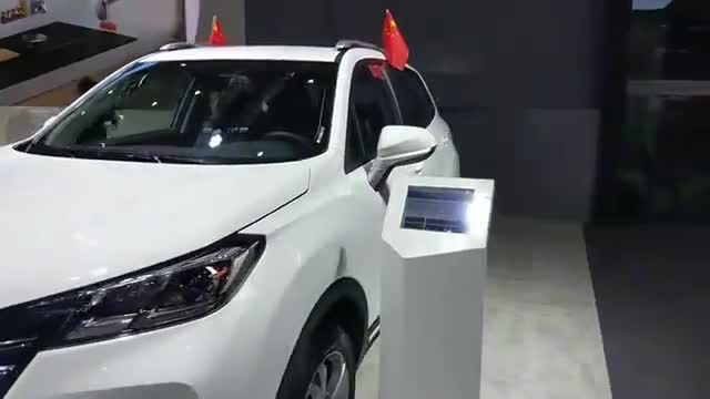 车展中国品牌长安汽车展台，小巧时尚的全新长安CS15.