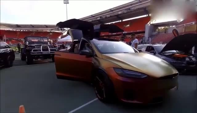 特斯拉MODELX改装版实拍