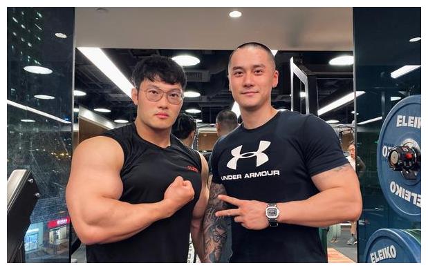 家暴风波后蒋劲夫转型肌肉猛男,酷A寸头身材健硕,粗臂惊人