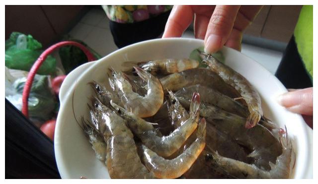 做白水煮虾时,到底加盐还是加醋?都不对,这样煮虾肉鲜嫩无腥味