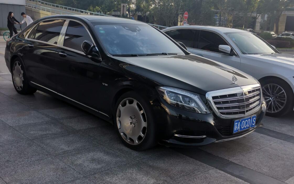 南通如皋街头实拍迈巴赫S600，V12车标相当显眼！