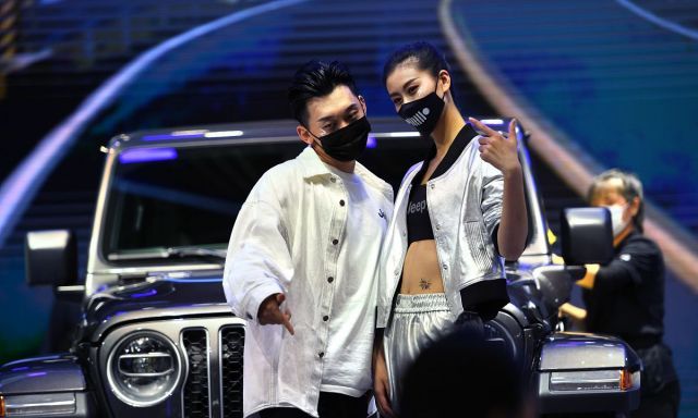 北京国际汽车展览会的“口罩”车模