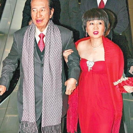 陈婉珍当和事佬,与梁安琪同框站c位,低头沉默也不跟蓝