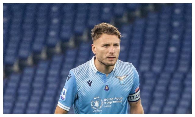 足球把球员撞到犯规吗,足球把球员撞到犯规吗视频