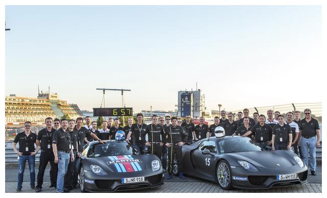 保时捷918 Spyder:首款搭载三驱动单元的超级跑车