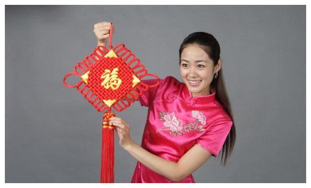 小时候毕畅就展现出在艺术方面的天赋,她很喜欢唱歌跳舞,所以父母就把
