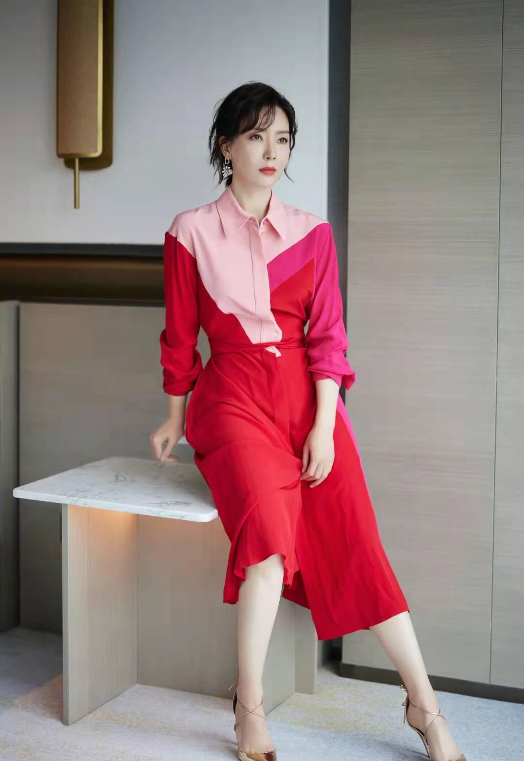 陈数气质依旧出众穿衬衫裙也优雅真是中年女性的典范